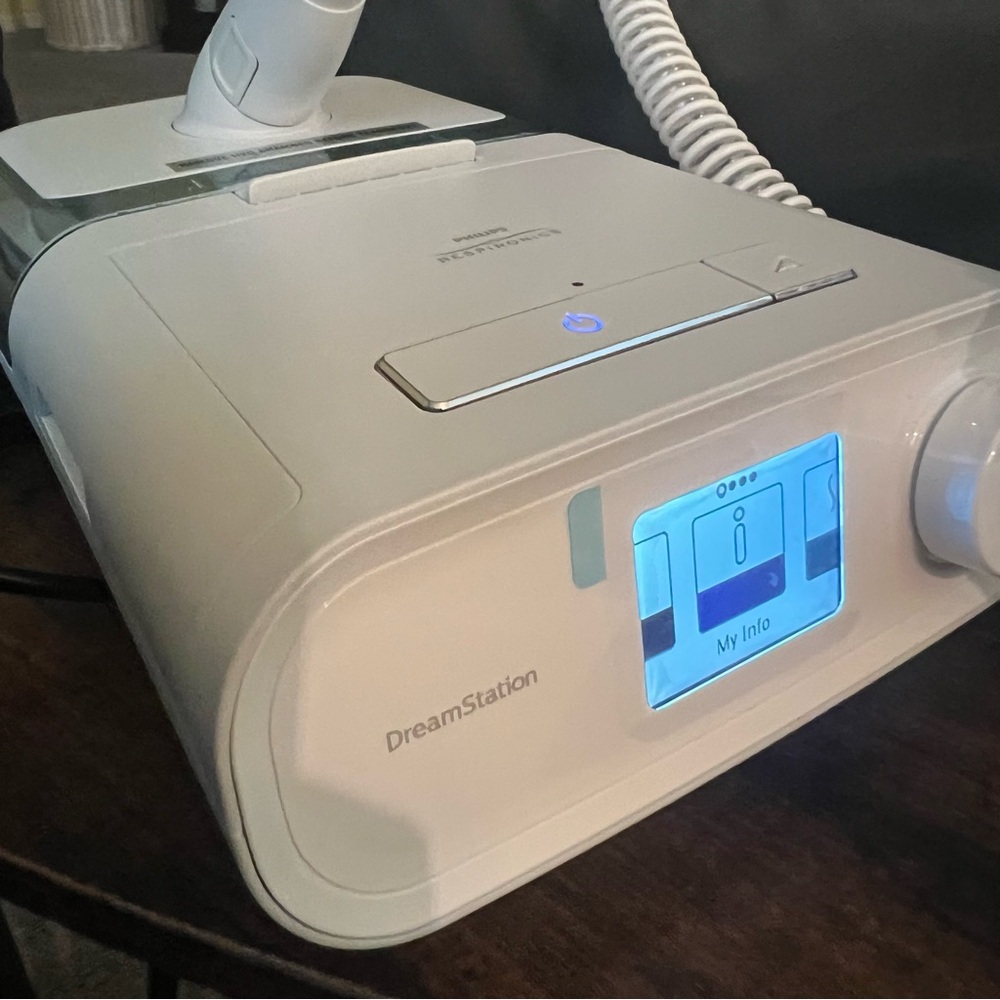Only 94 hours Philips Respironics Dreamstation with Heated Humidifier Kit + Case